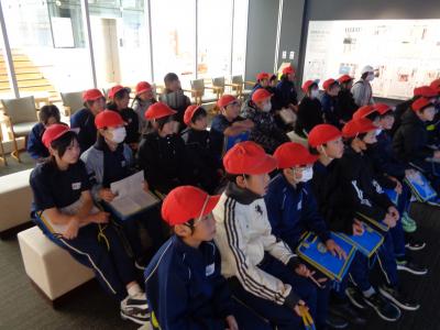 説明を聞く5年生