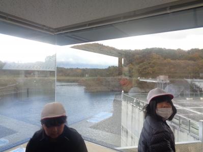 ダム内からダム湖を見る5年生