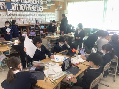 授業参観の準備をする３ねんせい