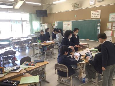 発表の準備をする3年生