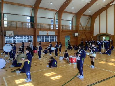 鼓笛の練習をする4，5年生
