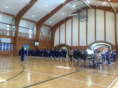 合唱の練習をする4，5年生