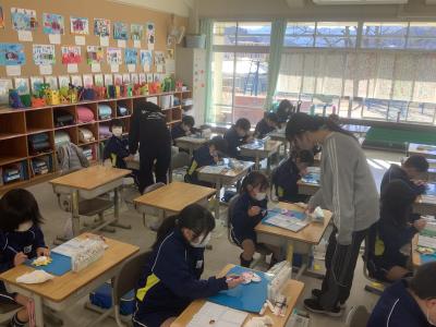 6年生へのプレゼントを作る2年生