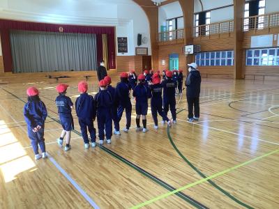 6年生を送る会のレクリエーションの練習をする2年生