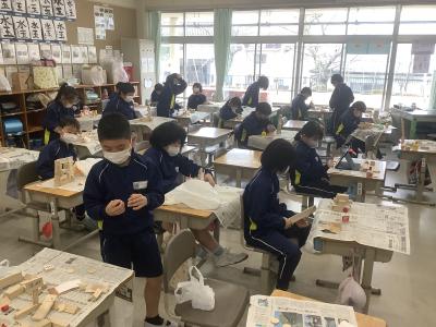 木工をする3年生２
