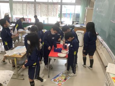 お面を作る2年生