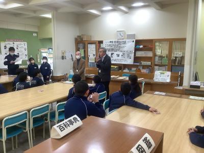 説明をする秦先生