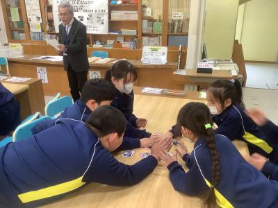 カルタをとる児童