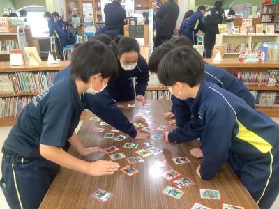 カルタをとる児童２