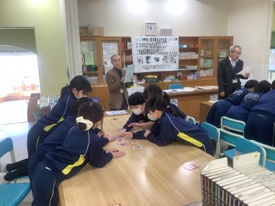 カルタをとる児童3