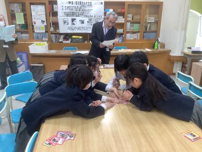 カルタをとる児童４