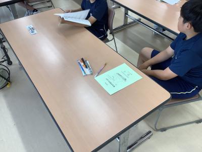 宿泊学習のしおりと5年生