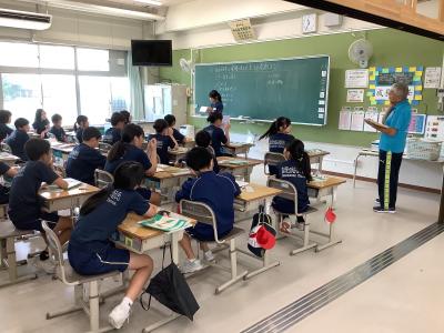 発表する6年生