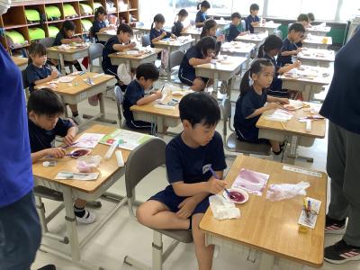色水で絵を塗る1年生