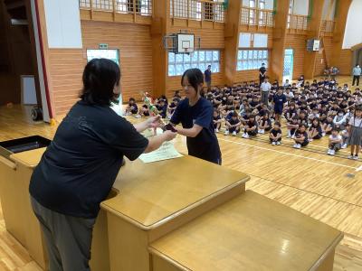 代表で表彰される児童