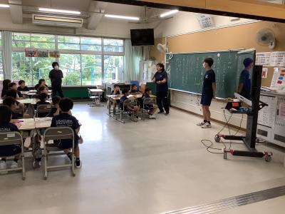 自己紹介する中学生