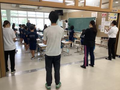音楽の授業を参観する先生たち