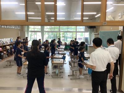教室の外まではみ出して参観する先生