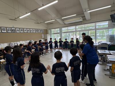 音楽遊びをする3年生