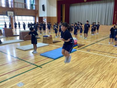縄跳びをする４年生