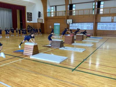跳び箱する４年生