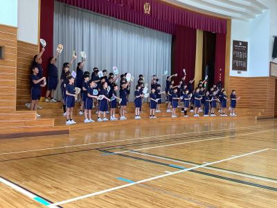 合唱する４年生
