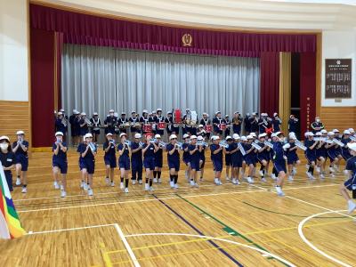 ホールでの演奏を練習する鼓笛隊