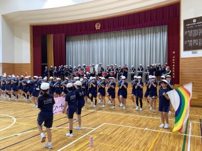 ホールでの演奏を練習する鼓笛隊