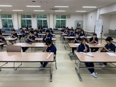 ケーナを練習する児童
