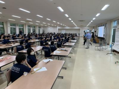 講師の話を聞く児童