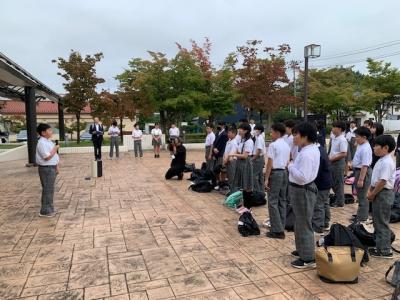 出発式で挨拶する6年生