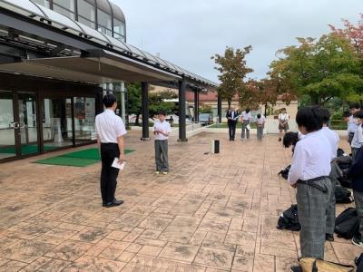 出発の挨拶をする6年生