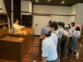 野口英世の人形の前で展示を見る6年生