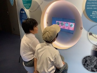 展示を見る6年生
