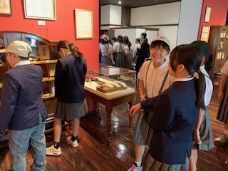 展示を見る6年生２