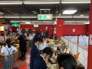 ラーメンを作る6年生