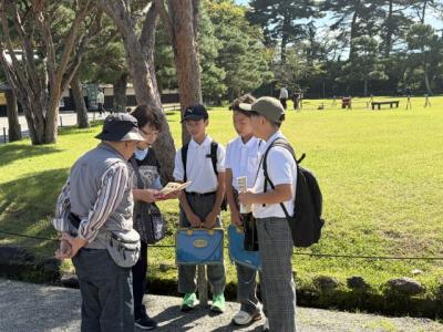 観光客にインタビューをする6年生