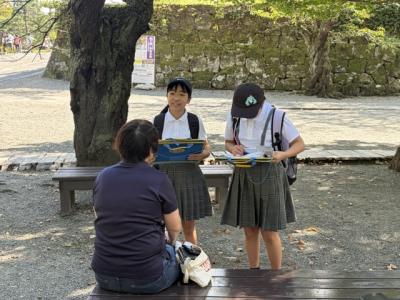 観光客にインタビューする6年生２