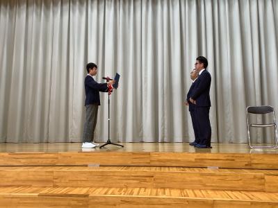 お礼の言葉を述べる代表児童