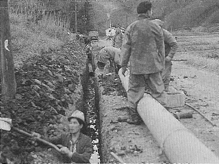小綱木松ノ口地内配水管布設（昭和35年頃）の写真