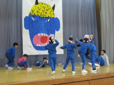 学年ごとに豆まき