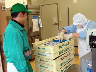 豆腐納品の様子の写真