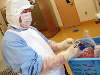肉検品の様子の写真