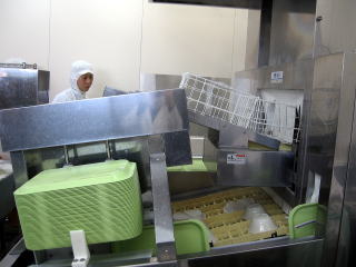 洗浄機で食器を洗う様子の写真