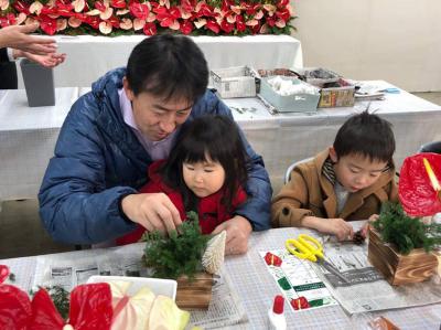 クリスマスアレンジメントを製作する親子