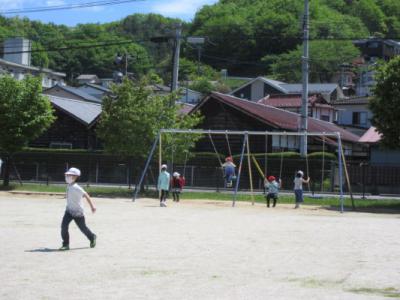 校庭で遊ぶ子どもたち