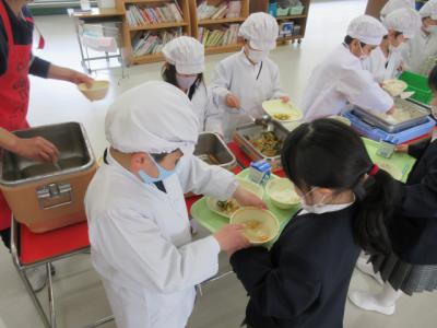 １年生　初の給食