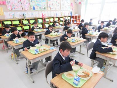 １年生初の給食