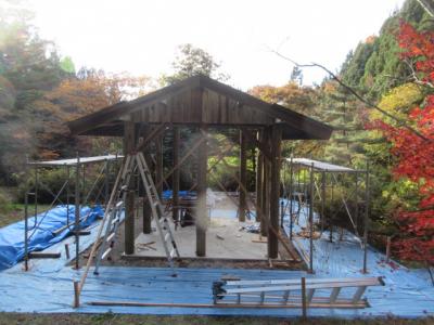東屋改修中