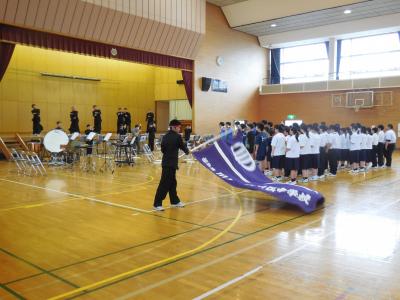 県大会に出場する陸上競技部とバドミントン部、ハンドボール部、全国大会に出場するフェンシング部、吹奏楽コンクールに出場する吹奏楽部を激励する壮行会を行いました。